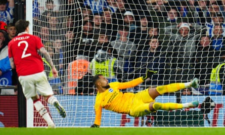 Victor Lindelöf menyaksikan penaltinya mengalahkan Robert Sánchez untuk membawa Manchester United ke final Piala FA.
