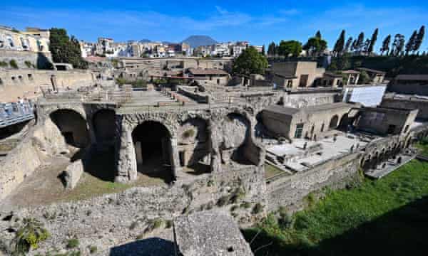 De archeologische site van Herculaneum in Ercolano, nabij Napels, met de Vesuvius op de achtergrond.
