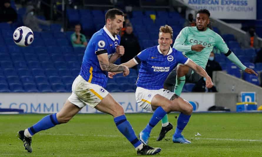 Alex Iwobi sends a late effort just over the bar for Everton.