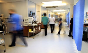La Dra. Katherine Henderson dijo que hacer frente a la pandemia de coronavirus significaba que el NHS tendría que retrasar el tratamiento de otros pacientes.