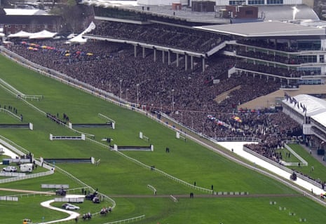 क्लेव हिल से सीधे घर में प्रवेश करने वाले धावकों और सवारों का एक दृश्य।