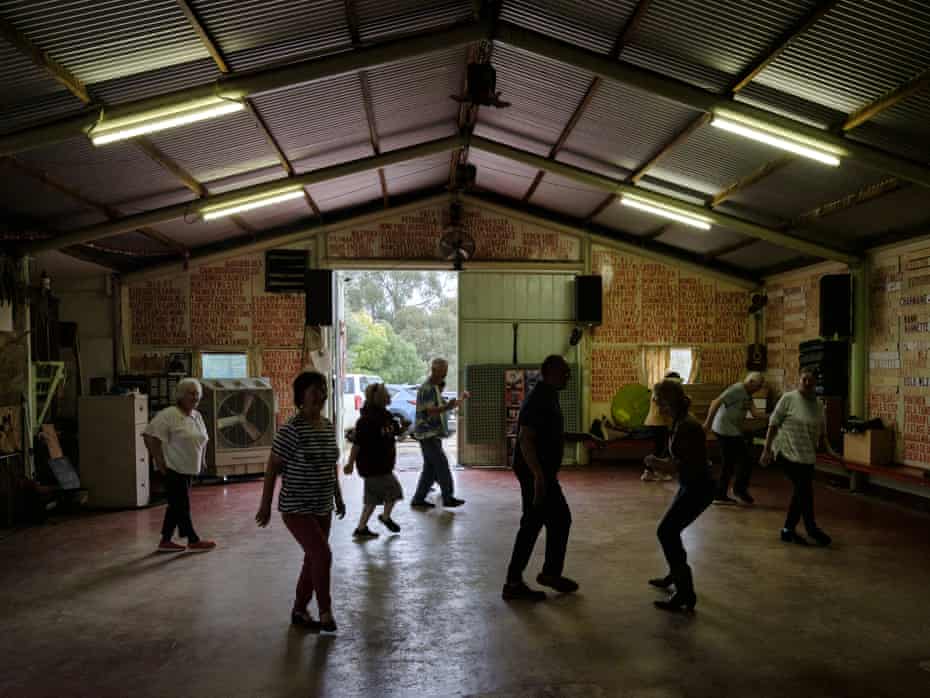 La clase de baile en línea de Barbara Hill el sábado por la tarde en un cobertizo reformado en su propiedad en Fryarstown, Victoria, el sábado 13 de marzo de 2021.