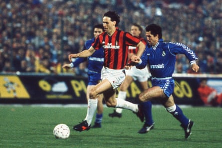 Marco van Basten runs with the ball while Chendo of Real Madrid gives chase.
