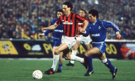 Marco van Basten melepaskan diri dari Chendo Real Madrid saat Milan menang 5-0 pada April 1989.