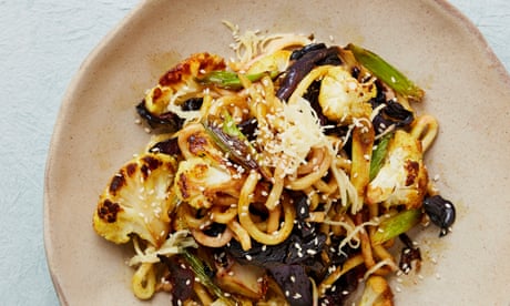 A vegan recipe for yaki udon noodles with red cabbage and cauliflower