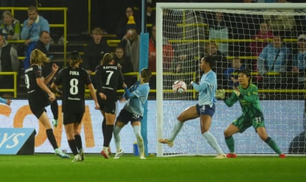 Vivien Endemann puts Liverpool 2-1 up against Manchester City.