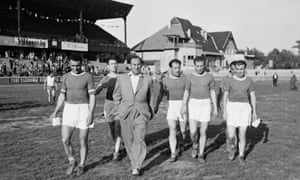 Marton Bukovi with some of his MTK players in 1949