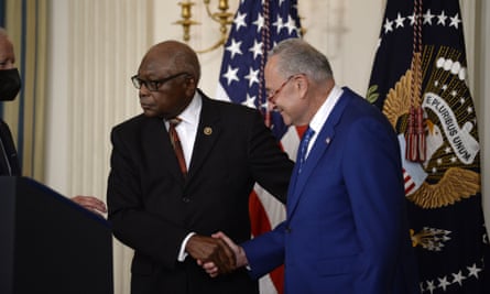 pair shake hands