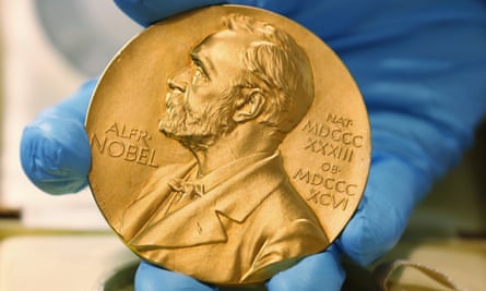 Un employé de la bibliothèque nationale montre une médaille d'or du prix Nobel à Bogota, Colombie vendredi 17 avril 2015