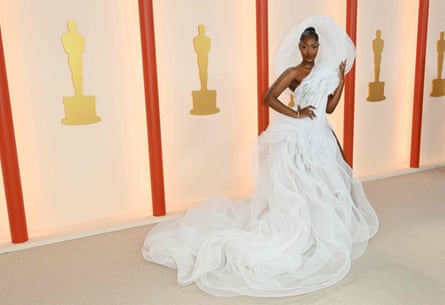 Tems apporte la touche nuptiale au tapis rouge des Oscars, dans une robe blanche.