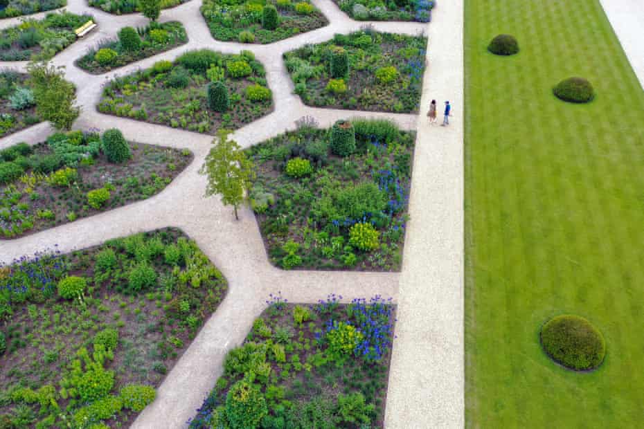 The Worsley welcome garden, designed by Tom Stuart-Smith