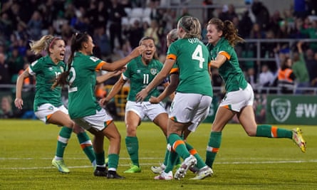 La República de Irlanda celebra después de anotar contra Finlandia en un clasificatorio para la Copa del Mundo. Seguirán vistiendo pantalón blanco en el torneo.