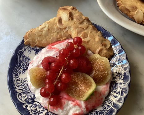 Rachel Roddy’s figs with raspberry cream and cat tongue biscuits 2462
