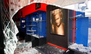 Uma janela quebrada é vista em uma das lojas dentro de um shopping center depois de saquear em Maracaibo.