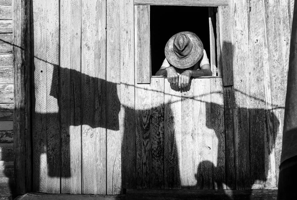 VINALES. Sein Ansatz bedeutet, dass wir in seinen Bildern echte Menschen finden, die niemals manipuliert oder gekünstelt wirken | Bildquelle: The Guardian VINALES. Sein Ansatz bedeutet, dass wir in seinen Bildern echte Menschen finden, die niemals manipuliert oder gekünstelt wirken | Bildquelle: The Guardian | Bilder sind in der Regel urheberrechtlich geschützt