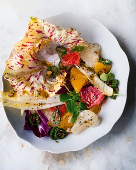 Salad tiga jeruk Yotam Ottolenghi dengan cabai hijau, batang jahe, dan salsa renyah