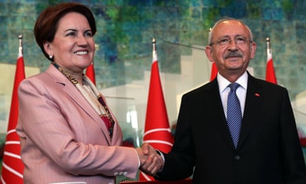 Akşener shakes hands with CHP's president Kemal Kılıçdaroğlu