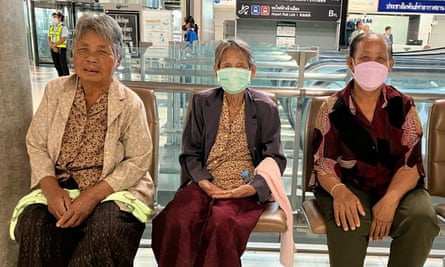 Noi Prakobkan, Nangnoi Pattataysan and Kularb Pinakalo sitting in airport chairs