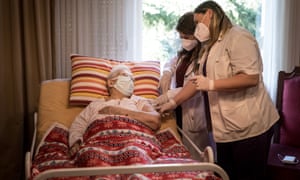 Doctors in England will be paid extra if they vaccinate elderly or vulnerable patients in their own home.