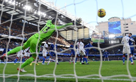 Kai Havertz (au centre) regarde sa tête passer devant le gardien de Crystal Palace Vicente Guaita pour marquer le seul but du match à Stamford Bridge.