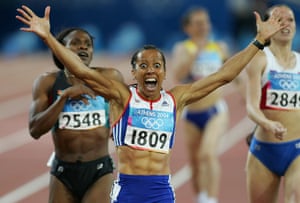 Kelly Holmes gana los 800 metros femeninos en los Juegos Olímpicos de 2004 en Atenas, Grecia.