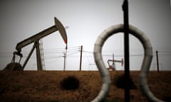 Pump jacks and pipes are seen on an oil field near Bakersfield on a foggy day, California January 17, 2015. REUTERS/Lucy Nicholson (UNITED STATES - Tags: ENERGY BUSINESS)