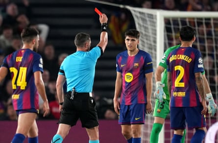 Istvan Kovacs shows a red card to Pau Cubarsí following a VAR review.