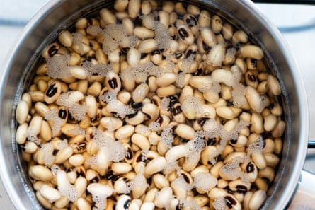 Black-eyed beans in water