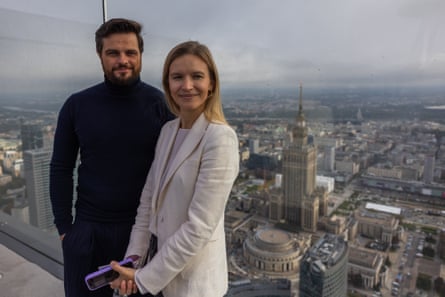 Cezary Błaszczyk and Natalia Kasperska with city behind