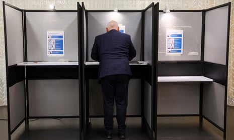 مفوض الاتحاد الأوروبي السابق للعمل المناخي والمرشح الرئيسي لحزب GroenLinks-PvdA، فرانس تيمرمانز يدلي بصوته في الانتخابات البرلمانية الهولندية في ماستريخت، هولندا، 22 نوفمبر 2023.