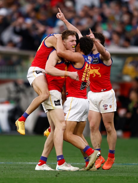 Brisbane comemora enquanto Logan Morris sela sua vitória na grande final da AFL contra Fremantle