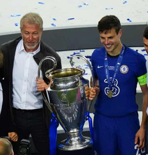 Roman Abramovich holds the Champions League trophy with César Azpilicueta after the 2021 win over Manchester City.