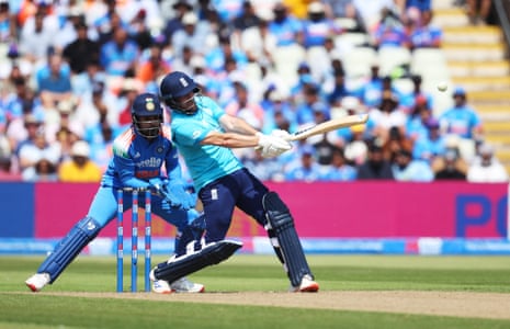 Ο Liam Dawson πιάνεται από τον Rohit Sharma στο σχοινί για ένα εύχρηστο 68.