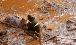 عامل الإنقاذ مع الحصان الذي كان قد أصبح محاصرين في الفيضانات الموحلة. 