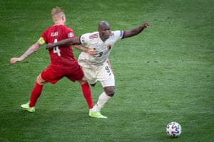 Romelu Lukaku in action against Simon Kjaer.