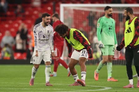 Jogadores do Manchester United celebram vitória sobre o Liverpool