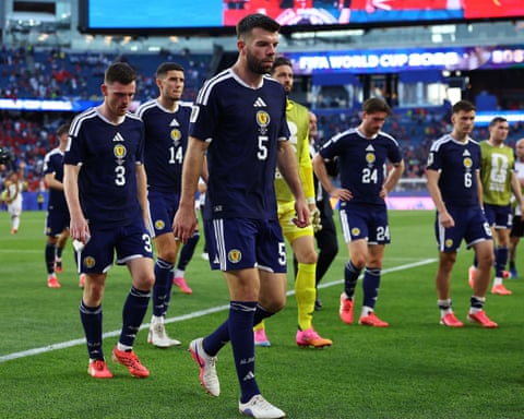 Biệt danh chính thức của 48 đội dự World Cup 2026: Scotland là đội duy nhất không có 1 Grant Hanley and Scotland show their disappointment after the World Cup defeat by Morocco.