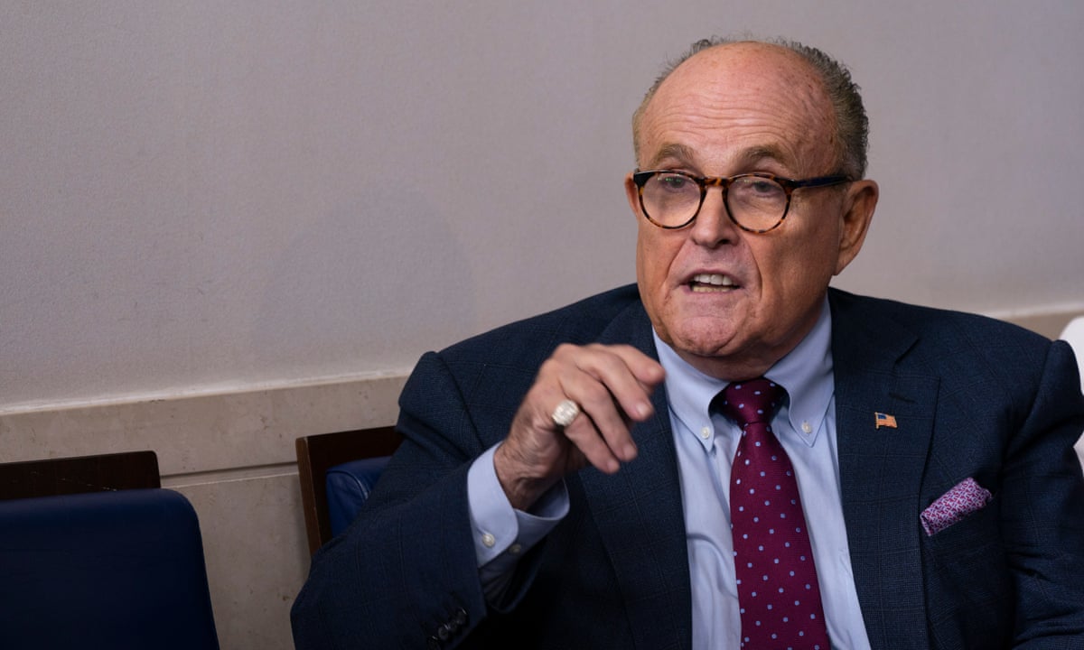 Luật sư của Trump, Rudy Giuliani, ho sặc sụa trong cuộc phỏng vấn phản đối việc đeo khẩu trang | Rudy Giuliani | The Guardian