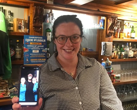 Karena Finn shows a photo of Liam Gallagher on her phone