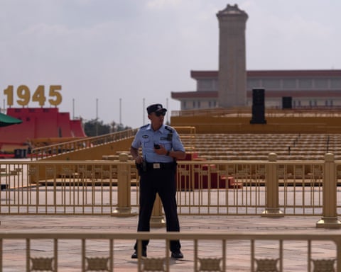 A police officer stands watch near Tiananmen Square dqxikeidqkikdinv