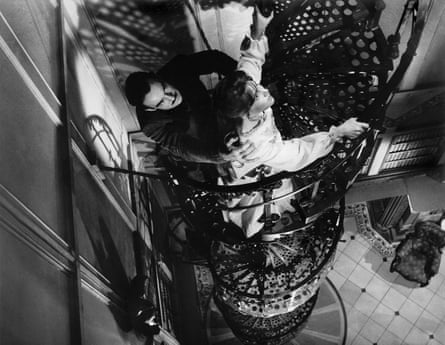 Richard Johnson and Julie Harris on a spiral staircase