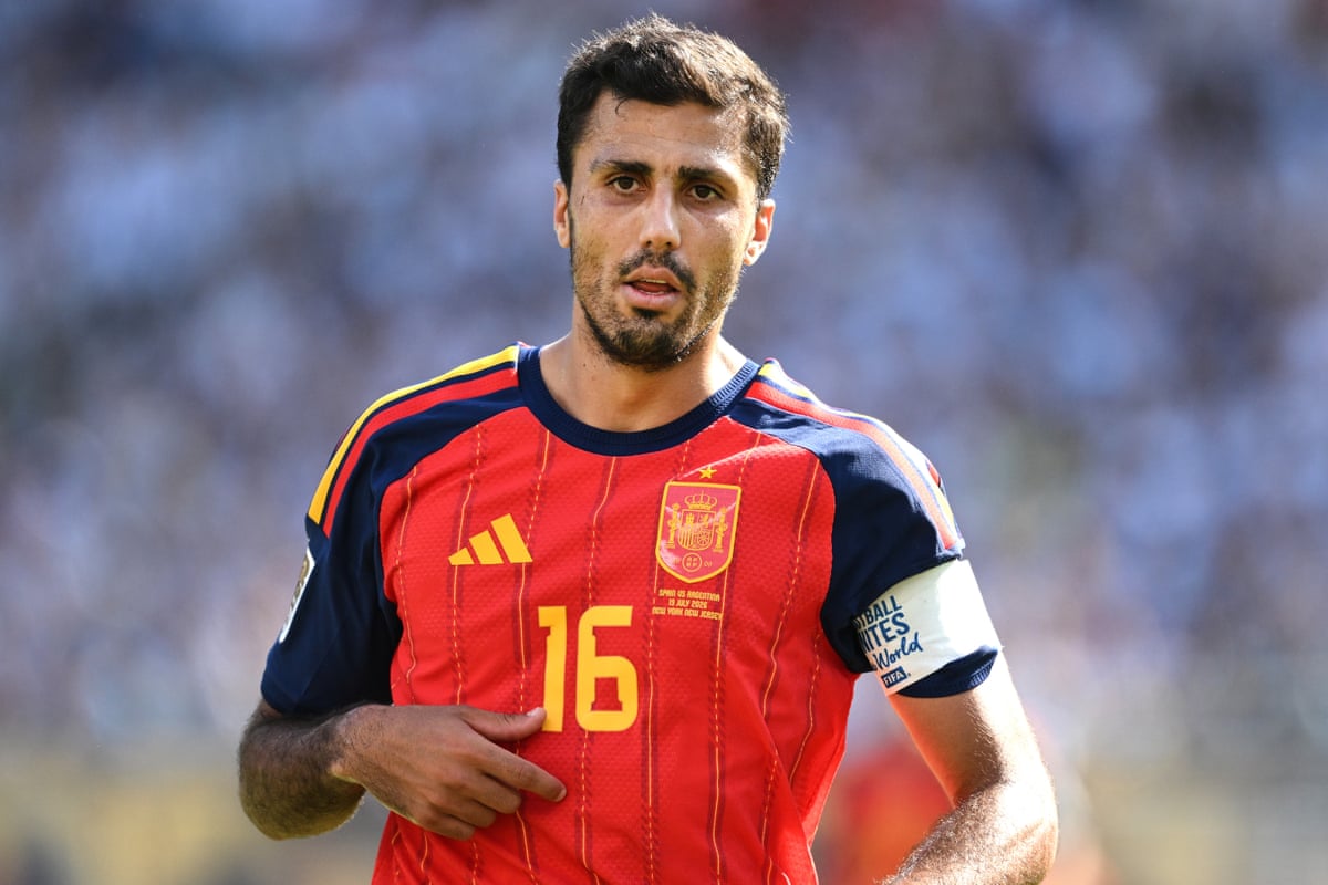 Tactical analysis of Barcelona midfield options including the potential Rodri transfer