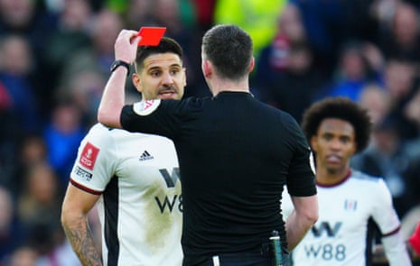 Willian is sent off and Mitrovic protests.
