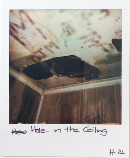 Une photo Polaroid d'un trou dans le plafond d'une maison