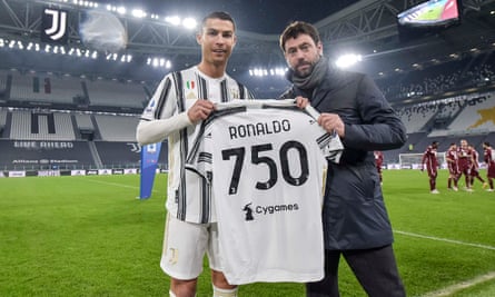 Agnelli gives Cristiano Ronaldo a T-shirt in December 2020 for the 750 goals of his playing career.