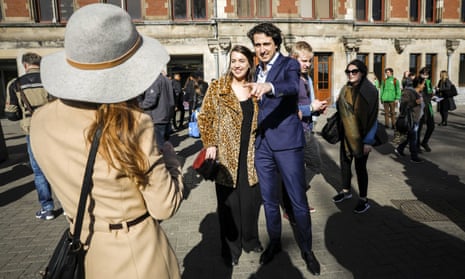 GreenLeft leader Jesse Klaver with members of the public