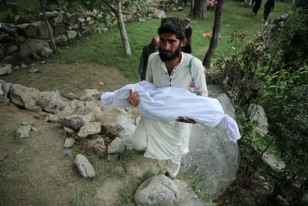 People bury earthquake victims in Kunar, Afghanistan