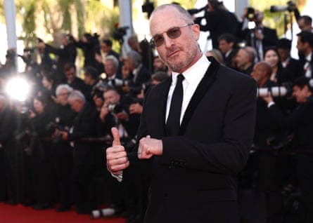 Darren Aronofsky posing in front of a bank of photographers at Cannes