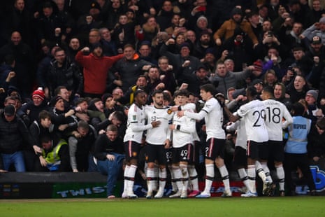 Bruno Fernandes de Manchester United célèbre avec ses coéquipiers après avoir marqué le troisième but de l'équipe alors que les fans renversent les panneaux publicitaires lors du match de demi-finale de la coupe Carabao entre Nottingham Forest et Manchester United.