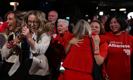 工黨支持者在新南威爾斯州赫爾斯通公園為安東尼·阿爾巴尼斯舉行的招待會上慶祝